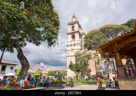 Paroquia de San Francisco de Assisi chiesa e dalla piazza della città, Valle de Bravo, Messico, America del Nord Foto Stock