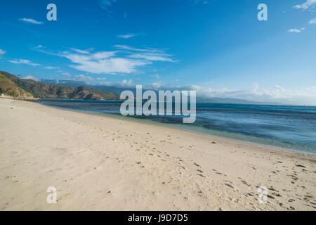 Spiaggia sottostante Cristo Rei di Dili statua, Dili, Timor orientale, Asia sud-orientale, Asia Foto Stock