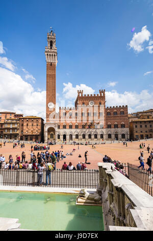 Piazza del Campo con il vecchio Palazzo Pubblico, Torre del Mangia e la Fonte Gaia fontana, Siena, UNESCO, Toscana, Italia Foto Stock