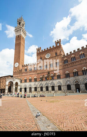 Vista della Piazza del Campo con lo storico Palazzo Pubblico e la sua Torre del Mangia, Siena, UNESCO, Toscana, Italia Foto Stock