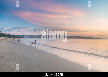 Tramonto sulla spiaggia di Jimbaran, Bali, Indonesia, Asia sud-orientale, Asia Foto Stock