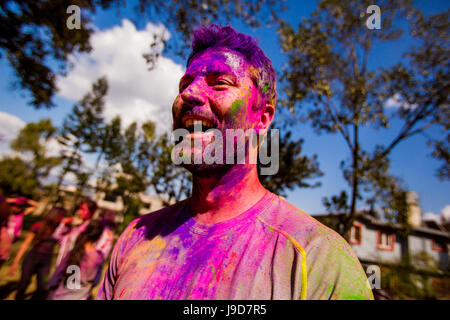 L'uomo con il volto dipinto a Holi festival, Kathmandu, Nepal, Asia Foto Stock