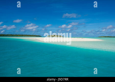 Spiaggia di sabbia bianca e la spiaggia orlata di palme in Laguna Aitutaki, Rarotonga e le Isole Cook, South Pacific Pacific Foto Stock