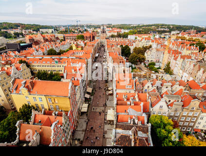 Vista in elevazione del Long Street, Città Vecchia, Gdansk, voivodato di Pomerania, Polonia, Europa Foto Stock