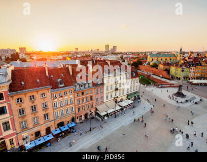 Vista in elevazione della Piazza del Castello e Krakowskie Przedmiescie Street, Città Vecchia, Varsavia, Masovian voivodato, Polonia, Europa Foto Stock