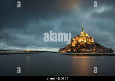 Cielo nuvoloso al tramonto, Mont-St-Michel, Sito Patrimonio Mondiale dell'UNESCO, in Normandia, Francia, Europa Foto Stock