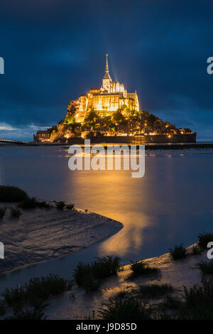 Cielo nuvoloso al tramonto, Mont-St-Michel, Sito Patrimonio Mondiale dell'UNESCO, in Normandia, Francia, Europa Foto Stock