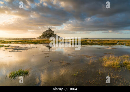 La luce del tramonto, Mont-Saint-Michel, Sito Patrimonio Mondiale dell'UNESCO, in Normandia, Francia, Europa Foto Stock