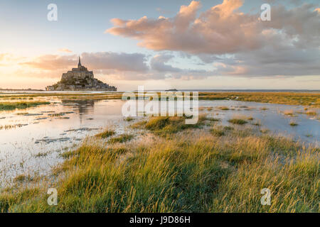 La luce del tramonto, Mont-Saint-Michel, Sito Patrimonio Mondiale dell'UNESCO, in Normandia, Francia, Europa Foto Stock