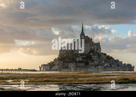 La luce del tramonto, Mont-Saint-Michel, Sito Patrimonio Mondiale dell'UNESCO, in Normandia, Francia, Europa Foto Stock