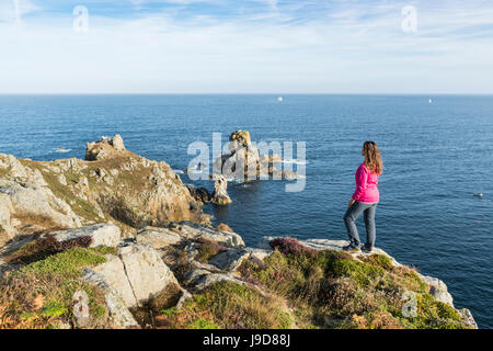 Donna sulle scogliere di Van punto, Cleden-Cap-Sizun, Finisterre, Bretagna, Francia, Europa Foto Stock