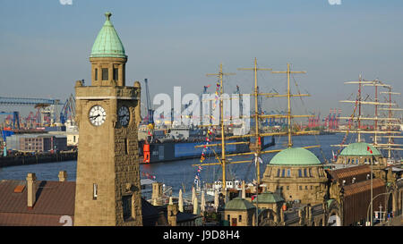 Pontili, Fiume Elba, Amburgo, Germania, Europa Foto Stock