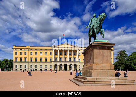Statua equestre del re Karl Johan presso il Royal Palace, Oslo, Norvegia, Scandinavia, Europa Foto Stock