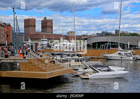 Aker Brygge e Municipio di Oslo, Norvegia, Scandinavia, Europa Foto Stock