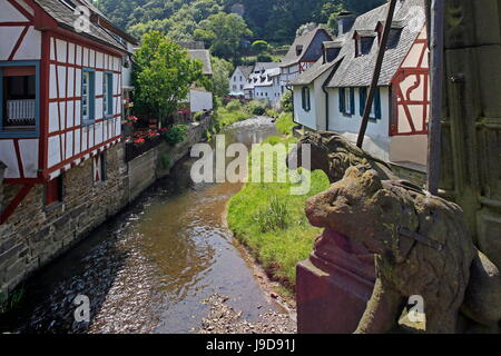 Tipiche case a graticcio in Monreal sul fiume Elz, Eifel, Renania-Palatinato, Germania, Europa Foto Stock