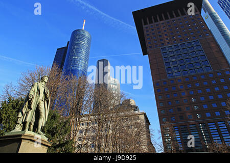 Monumento a Schiller e il quartiere finanziario di Francoforte sul Meno, Hesse, Germania, Europa Foto Stock