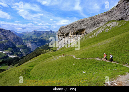 Gli escursionisti a Kleine Scheidegg, Grindelwald, Oberland bernese, Svizzera, Europa Foto Stock