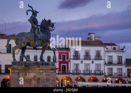 Francisco Pizarro la statua che si trova nella Plaza Mayor, Trujillo, Caceres, Estremadura, Spagna, Europa Foto Stock