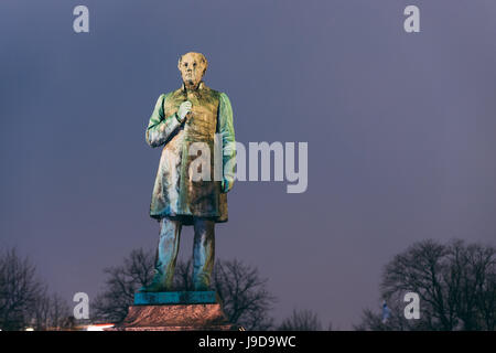Helsinki, Finlandia. Close up della statua di Johan Ludvig Runeberg sul Parco Esplanadi di illuminazione in corrispondenza di sera o di illuminazione notturna. Famoso punto di riferimento. Monume Foto Stock