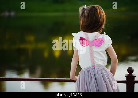 Bambina con ali rosa Foto Stock