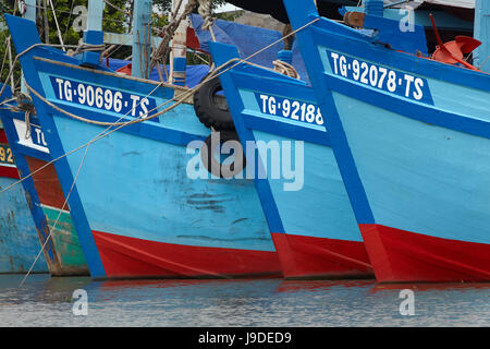 In legno barche da pesca, My Tho Fiume (ramo nord del fiume Mekong), My Tho, Tien Giang Provincia, il Delta del Mekong, Vietnam Foto Stock