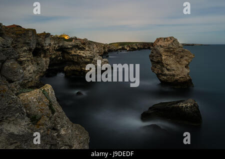Bellissimo tramonto sul mare e arco di roccia Foto Stock