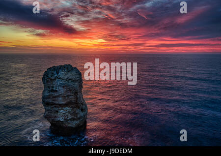 Bellissimo tramonto sul mare e arco di roccia Foto Stock