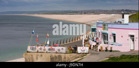 Regno Unito Inghilterra, Dorset, Portland, Chiswell Cove, i clienti al di fuori del lungomare Quiddles ristorante di pesce e frutti di mare in edificio Art Deco a West Weare all inizio del Che Foto Stock