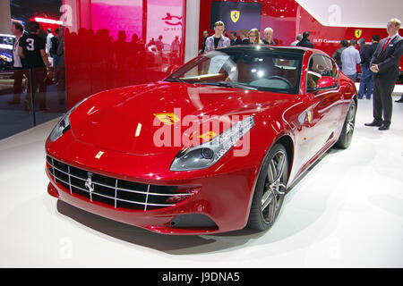 Francoforte, Germania - Sep 13: Ferrari Novitec Rosso F12 la berlinetta N-largo al IAA motor show il Sep 13, 2013 a Francoforte. Più di 1.000 exhibito Foto Stock