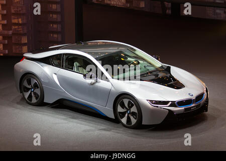 Francoforte, Germania - Sep 20: BMW i8 ibrido plug-in presso la IAA motor show il Sep 20, 2013 a Francoforte. Più di 1.000 espositori da 35 paesi ar Foto Stock