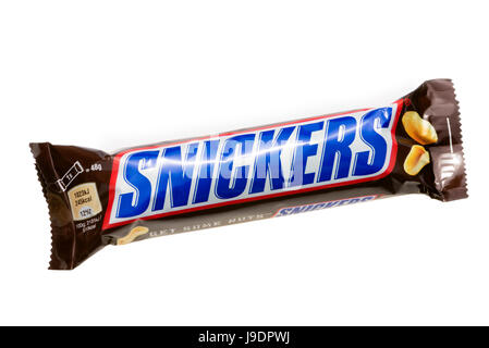 Snickers bar tagliati o isolato su uno sfondo bianco. Foto Stock