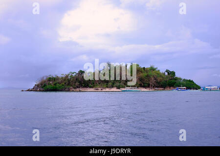 Vista verso CYC (Coron Youth Club La spiaggia in un piccolo isolotto vicino all'isola di Coron nelle isole Calamian nel nord di Palawan Filippine Foto Stock