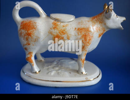 Antique 19C Staffordshire British ceramica mucca Creeamer Novità bricco per latte brocca animale vittoriano figura Foto Stock