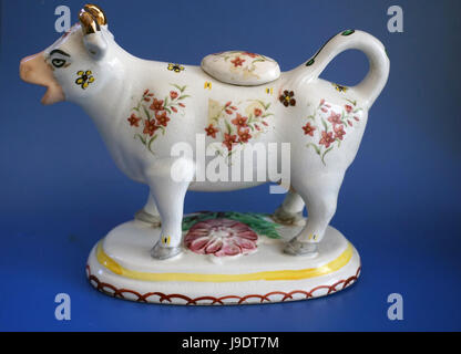 Antique 19C Staffordshire British ceramica mucca Creeamer Novità bricco per latte brocca animale vittoriano figura Foto Stock