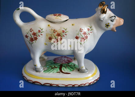 Antique 19C Staffordshire British ceramica mucca Creeamer Novità bricco per latte brocca animale vittoriano figura Foto Stock