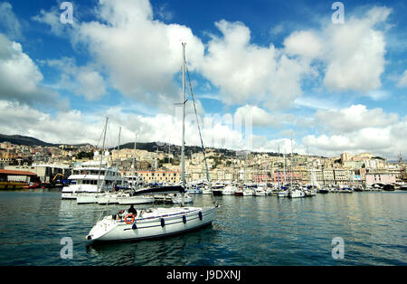 Genova, Liguria, Italia - 26 Febbraio 2017: Serena vista panoramica del Porto Antico di Genova il principale porto italiano sul Mare Mediterraneo con cityscap Foto Stock