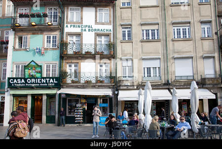 Caffè e Ristorante dalla Torre Clerigos sul largo Amor de Perdição in Porto - Portogallo Foto Stock