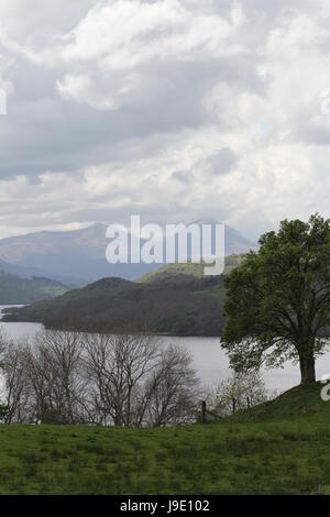 Loch Tay e lontane vette del ben più e Stob Binnein Scozia Maggio 2017 Foto Stock