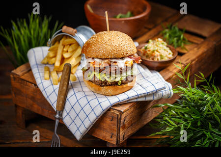 Ancora la vita di bacon burger con carne di manzo patty Foto Stock