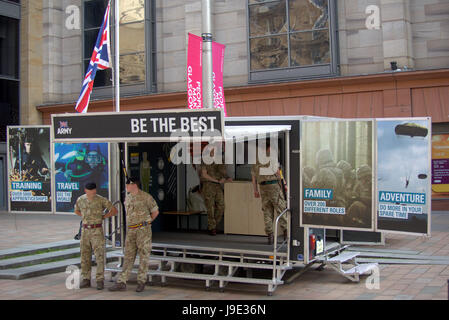 Esercito la città di reclutamento stand mobile sia il migliore Foto Stock