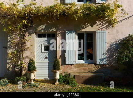 Villaggio francese. Rustico con un ivy su una parete Foto Stock