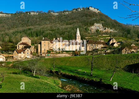 Baume-les-Messieurs village. Dipartimento del Giura di Franche-Comte. Baume-les-Messieurs è classificato come uno dei più bei villaggi di Francia Foto Stock