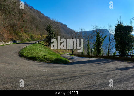 Strada di Montagna in Baume-les-Messieurs village. Francia Foto Stock