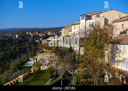 Vista la Gordes, è un bellissimo villaggio sulla collina in Francia. Provence-Alpes-Côte d'Azur regione Foto Stock