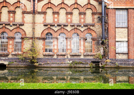 OXFORD/ UK- 26 OTTOBRE 2016: Esterno della fabbrica vittoriana da Canal a Oxford Foto Stock