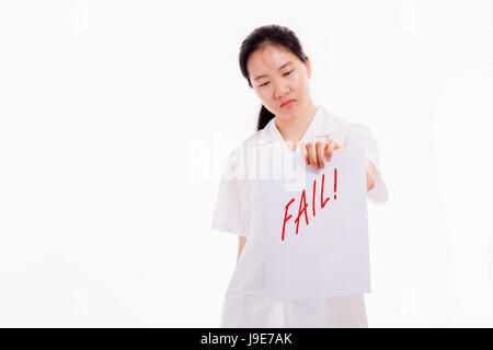 Chinese high school girl in uniforme che mostra impossibile testare la carta Foto Stock