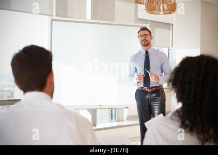 Imprenditore rendendo la presentazione ai colleghi in ufficio Foto Stock