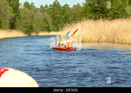 Giovane kayak sul Lago Vänern Foto Stock