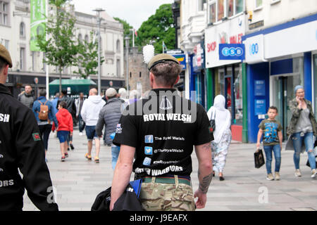 Soldato britannico indossa Royal Welsh Warriors logo stampato sul retro delle magliette a piedi lungo la strada nel centro di Cardiff KATHY DEWITT Foto Stock