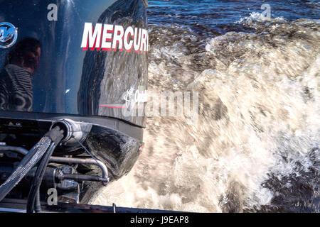 Motori ruggenti strappo su acqua Foto Stock